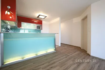 Кухня; кухненски уреди, дървен под, естествена светлина, модерен стил