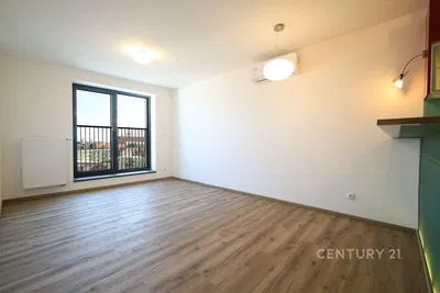 Кухня; кухненски уреди, дървен под, естествена светлина, модерен стил