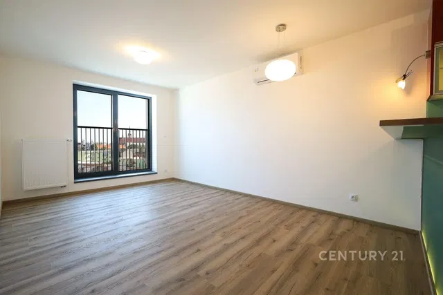 Кухня; кухненски уреди, дървен под, естествена светлина, модерен стил