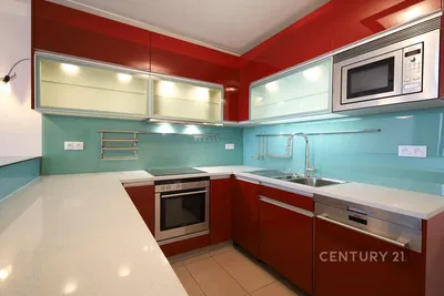 Кухня; кухненски уреди, дървен под, естествена светлина, модерен стил