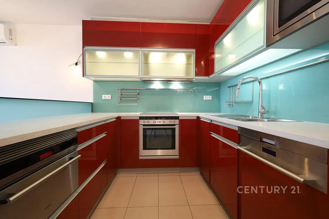 Кухня; кухненски уреди, дървен под, естествена светлина, модерен стил