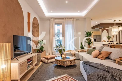 Mutfak; mutfak aletleri, ahşap zemin, doğal ışık, modern stil