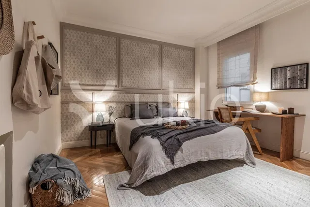 Кухиња; кухињски апарати, дрвени под, природно светло, модерни стил