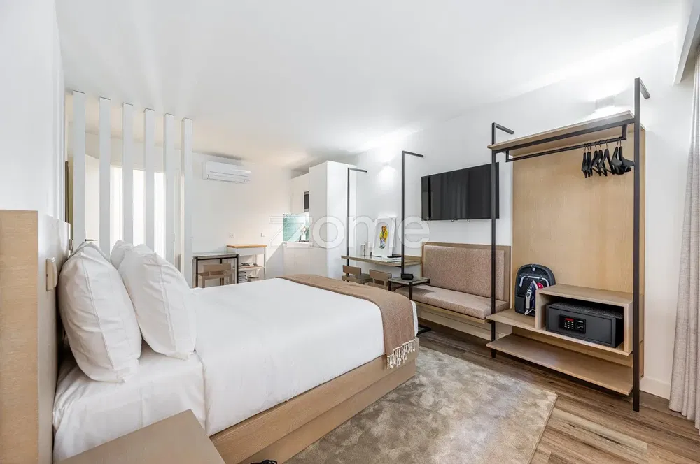 Cucina; elettrodomestici, pavimento in legno, luce naturale, stile moderno