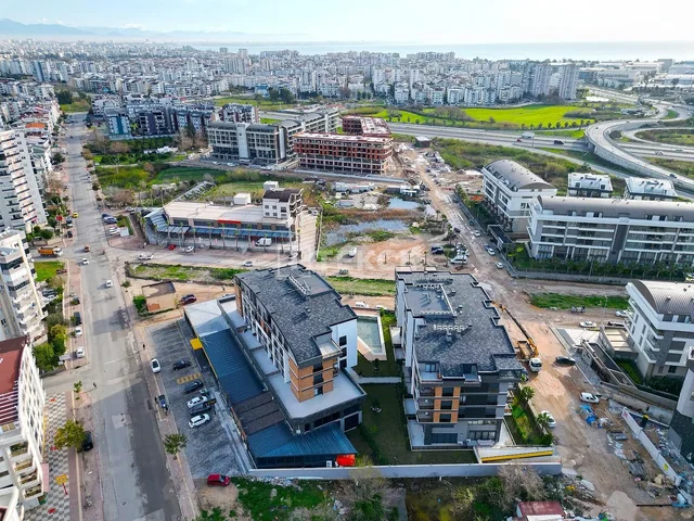 Σαλόνι; ξύλινο πάτωμα, φυσικό φως, μοντέρνο στυλ