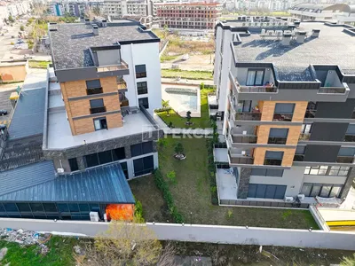 Κουζίνα; συσκευές κουζίνας, ξύλινο πάτωμα, φυσικό φως, μοντέρνο στυλ