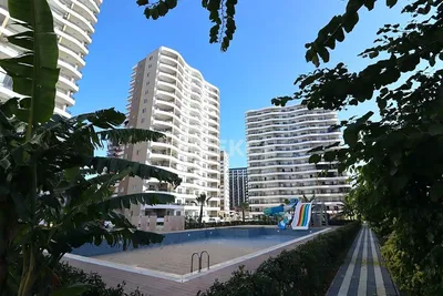 Κουζίνα; συσκευές κουζίνας, ξύλινο πάτωμα, φυσικό φως, μοντέρνο στυλ