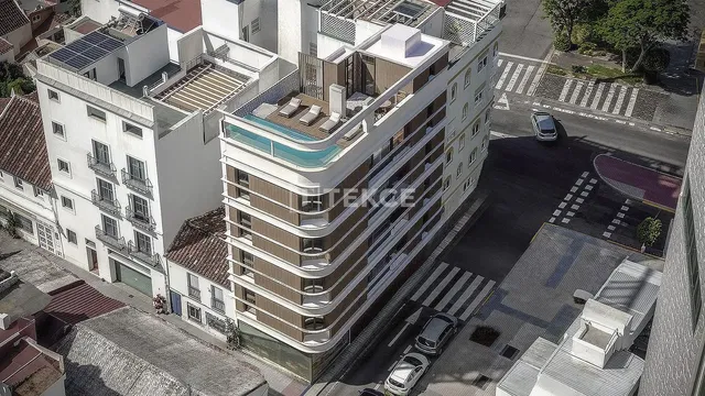 Cuisine; électroménager, parquet, lumière naturelle, style moderne