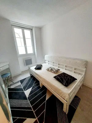 Mutfak; mutfak aletleri, ahşap zemin, doğal ışık, modern stil