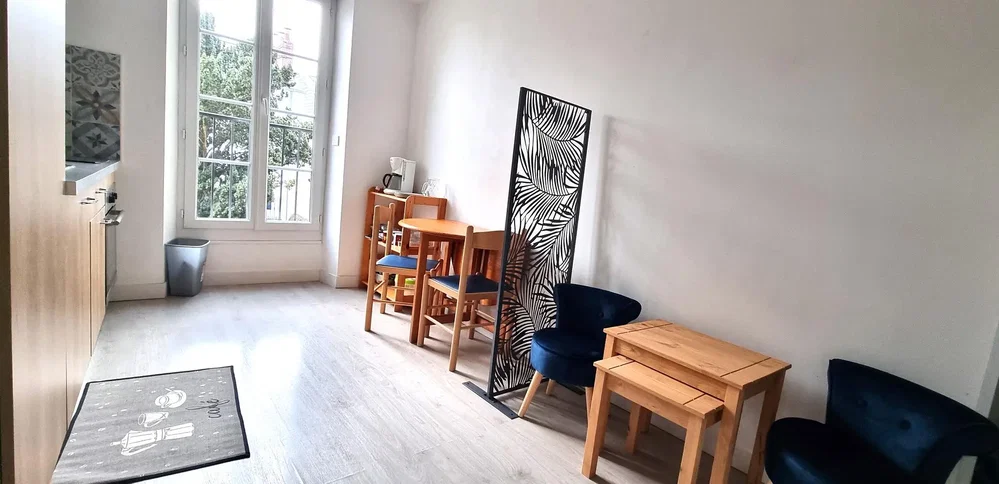 Mutfak; mutfak aletleri, ahşap zemin, doğal ışık, modern stil