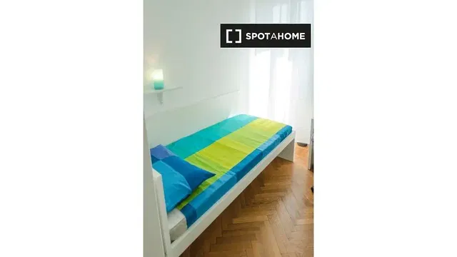 Κουζίνα; συσκευές κουζίνας, ξύλινο πάτωμα, φυσικό φως, μοντέρνο στυλ