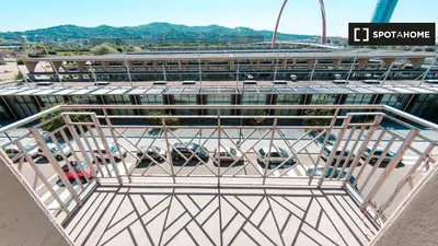 Кухня; кухненски уреди, дървен под, естествена светлина, модерен стил