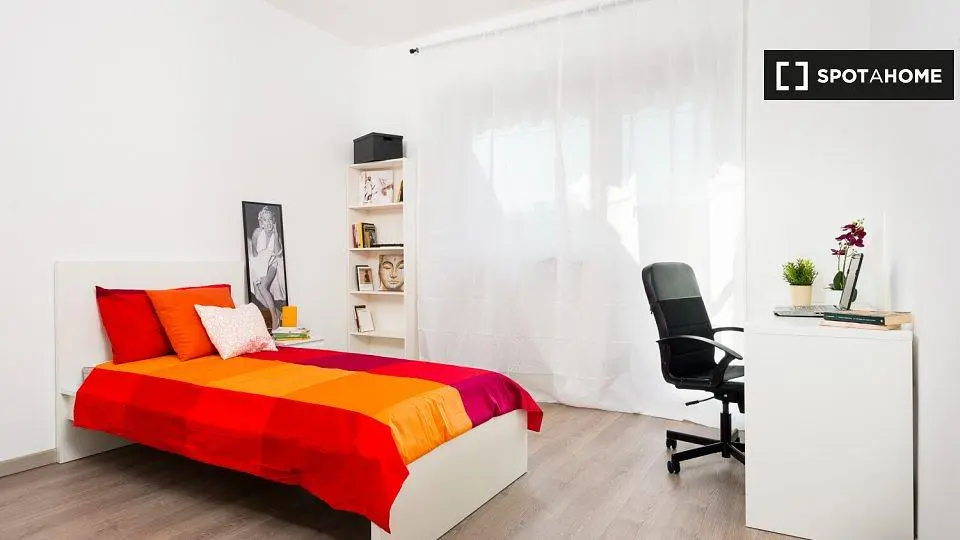 Cuisine; électroménager, parquet, lumière naturelle, style moderne