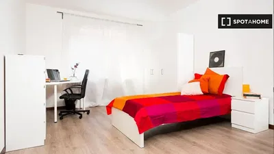 Cuisine; électroménager, parquet, lumière naturelle, style moderne