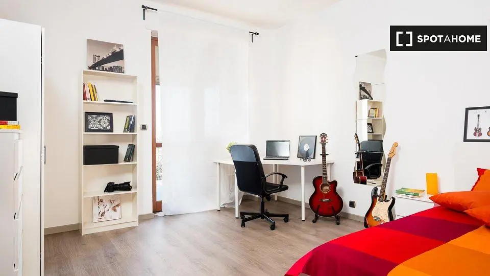 Cucina; elettrodomestici, pavimento in legno, luce naturale, stile moderno