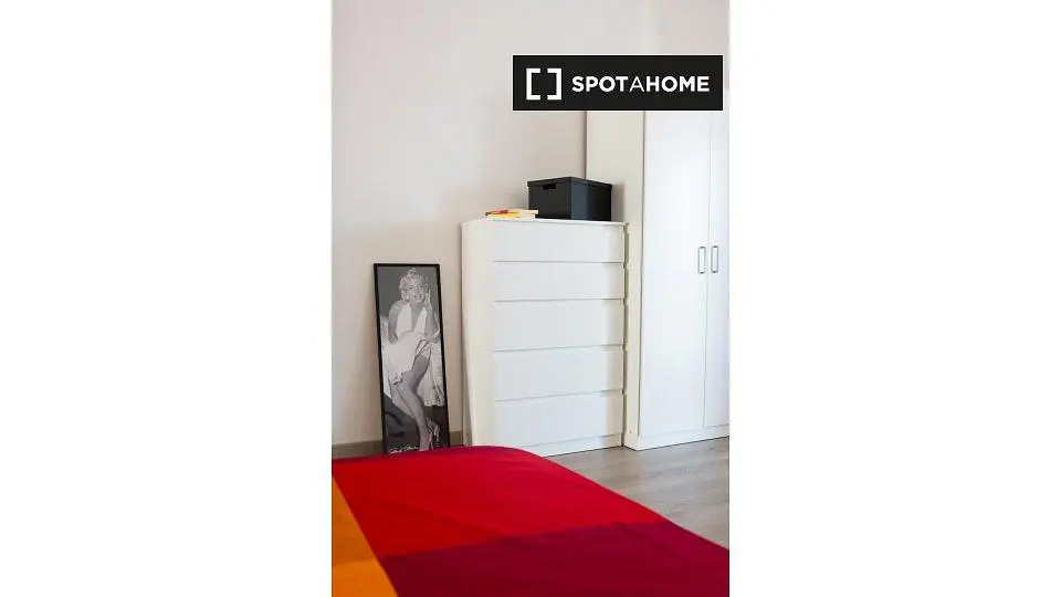 Kuchyně; kuchyňské spotřebiče, dřevěná podlaha, přirozené světlo, moderní styl