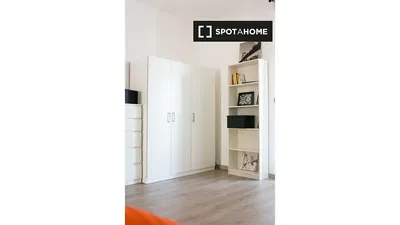 Kuchyně; kuchyňské spotřebiče, dřevěná podlaha, přirozené světlo, moderní styl