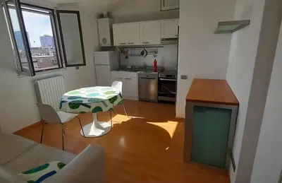 Küche; küchengeräte, holzboden, tageslicht, moderner stil