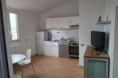 Keuken; keukenapparatuur, houten vloer, natuurlijk licht, moderne stijl