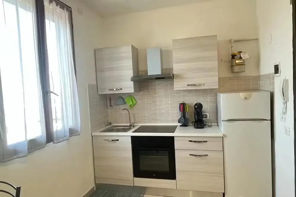 Cuisine; électroménager, parquet, lumière naturelle, style moderne