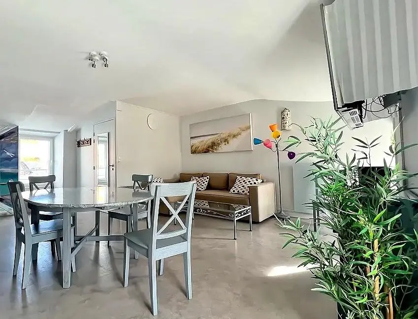 Oturma odası; modern stil, doğal ışık, ahşap zemin