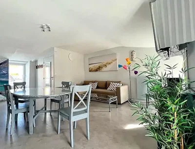 Oturma odası; modern stil, doğal ışık, ahşap zemin