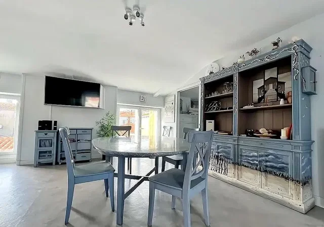 Cocina; electrodomésticos, suelo de madera, luz natural, estilo moderno