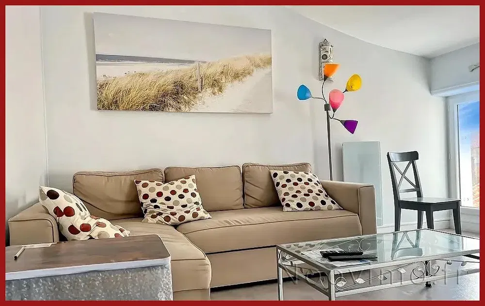 Кухня; кухненски уреди, дървен под, естествена светлина, модерен стил