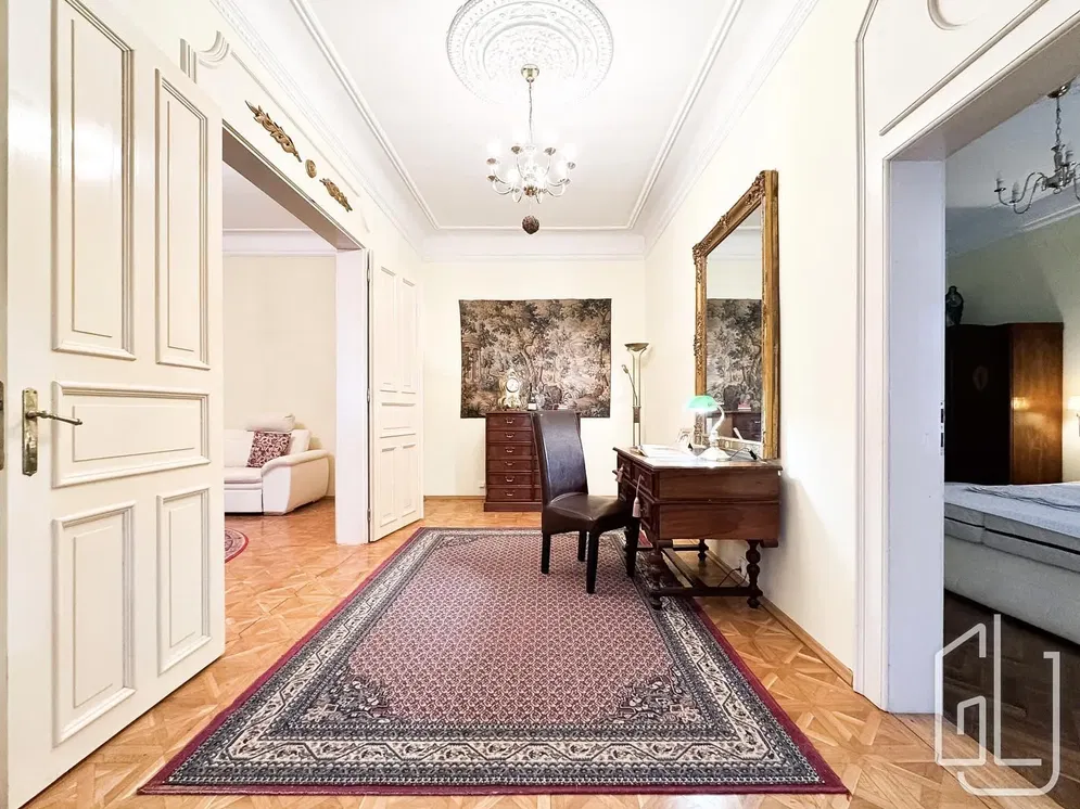 Obývací pokoj; dřevěná podlaha, přirozené světlo, moderní styl, vysoké stropy