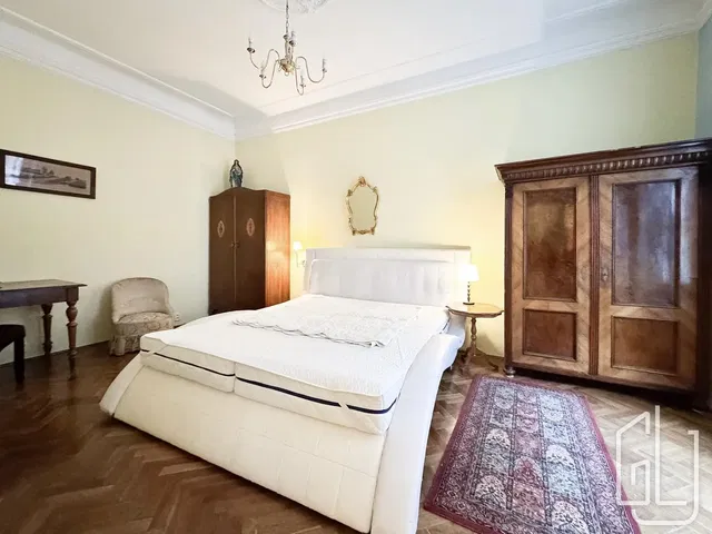 Salon; parquet, lumière naturelle, style moderne