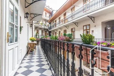 Kuchyně; kuchyňské spotřebiče, dřevěná podlaha, přirozené světlo, moderní styl