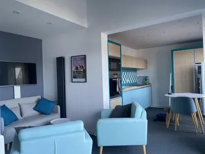 Cuisine; électroménager, parquet, lumière naturelle, style moderne