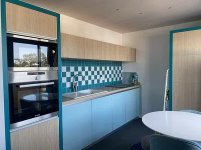 Cuisine; électroménager, parquet, lumière naturelle, style moderne