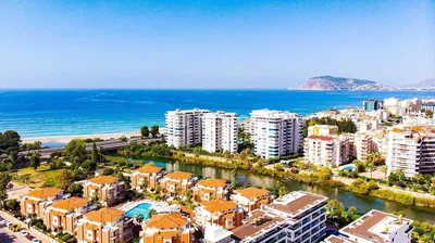 Кухня; кухненски уреди, дървен под, естествена светлина, модерен стил