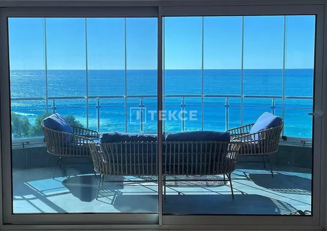 Кухня; кухненски уреди, дървен под, естествена светлина, модерен стил