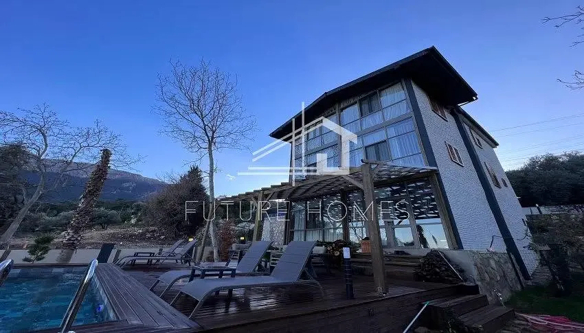 Хол; дървен под, естествена светлина, модерен стил