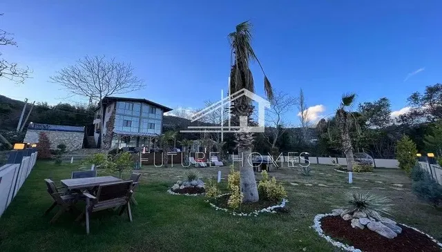 Кухня; кухненски уреди, дървен под, естествена светлина, модерен стил