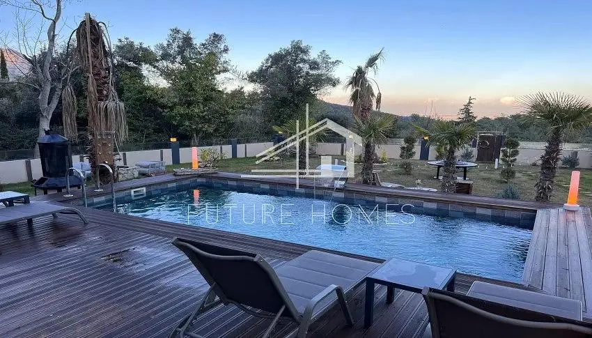 Кухня; кухненски уреди, дървен под, естествена светлина, модерен стил