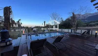 Кухня; кухненски уреди, дървен под, естествена светлина, модерен стил