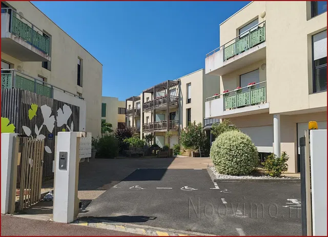 Woonkamer; houten vloer, natuurlijk licht, moderne stijl