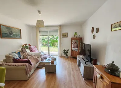 Cuisine; électroménager, parquet, lumière naturelle, style moderne