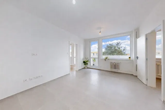 Obývací pokoj; dřevěná podlaha, přirozené světlo, moderní styl