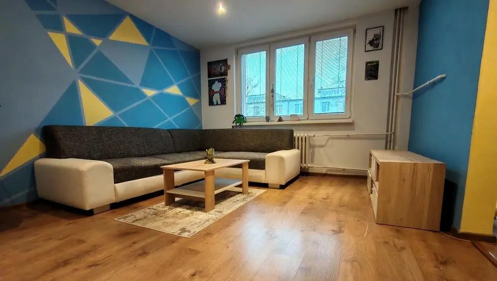 Obývací pokoj; dřevěná podlaha, přirozené světlo, moderní styl