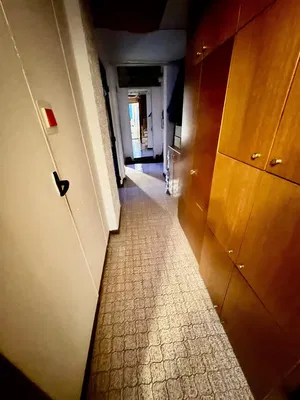 Kuchyně; kuchyňské spotřebiče, dřevěná podlaha, přirozené světlo, moderní styl