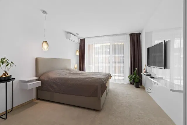 Obývací pokoj; dřevěná podlaha, přirozené světlo, moderní styl