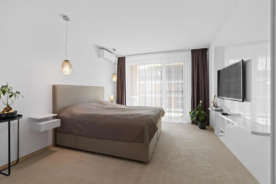 Obývací pokoj; dřevěná podlaha, přirozené světlo, moderní styl