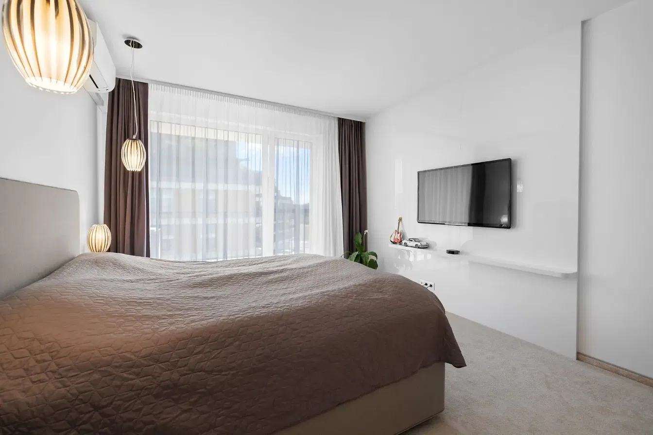 Kuchyně; kuchyňské spotřebiče, dřevěná podlaha, přirozené světlo, moderní styl