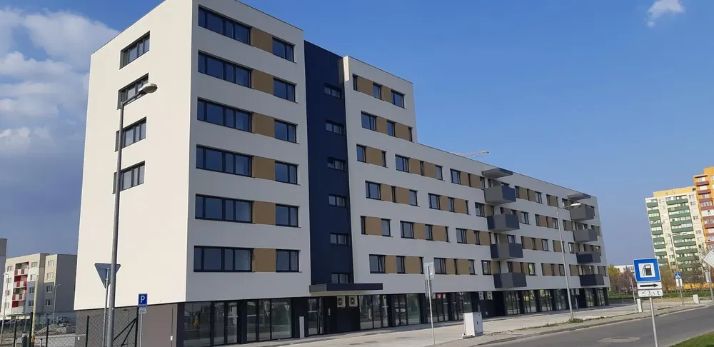 Kuchyně; kuchyňské spotřebiče, dřevěná podlaha, přirozené světlo, moderní styl