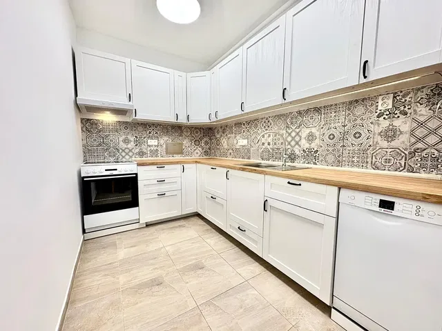 Cuisine; électroménager, parquet, lumière naturelle, style moderne