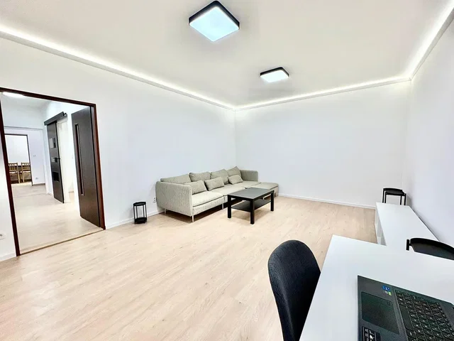 Cocina; electrodomésticos, suelo de madera, luz natural, estilo moderno